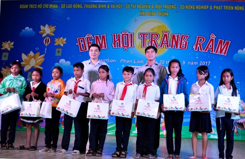Đc Dương Văn An - Phó Bí thư Tỉnh ủy (đứng giữa) và Đc Nguyễn Hoài Anh - UVTV, Trưởng Ban Dân vận Tỉnh ủy tặng quà cho các em thiếu nhi tại xã Phan Lâm, Phan Sơn
